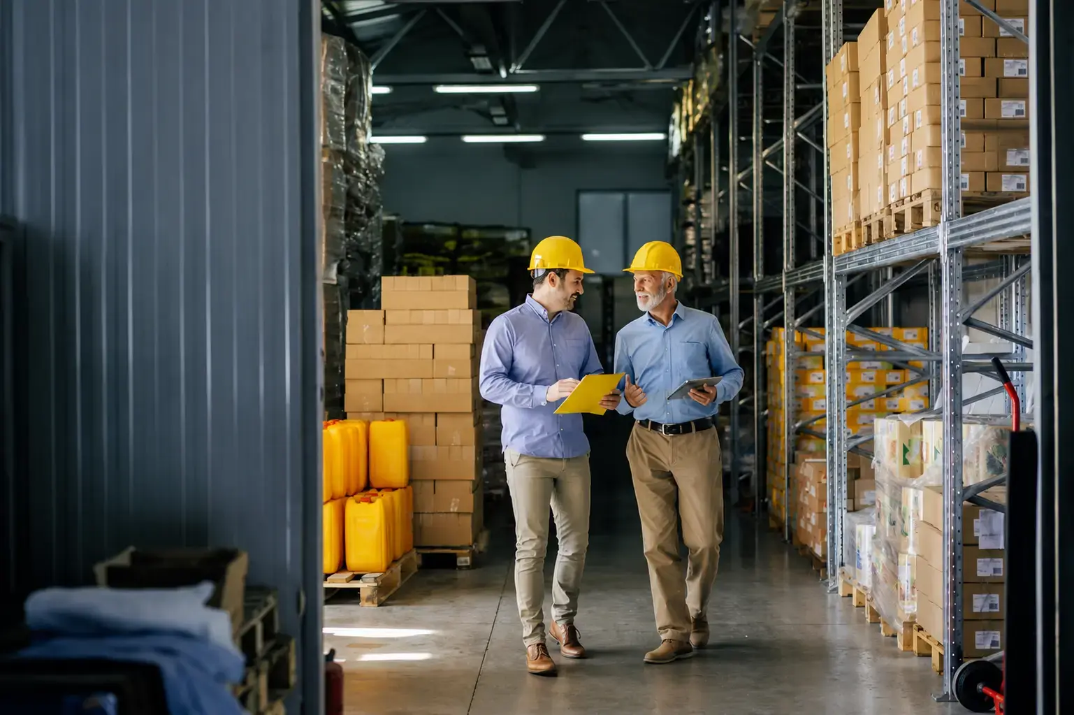 productie warehouse coworkers